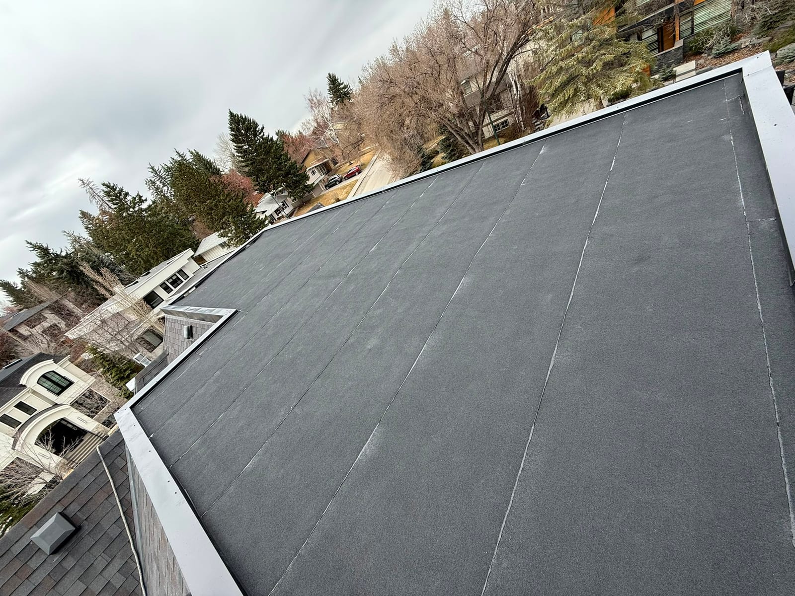 Finished SBS flat roof cap sheet with a new metal edge